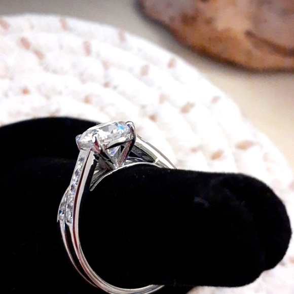 125 FACETS MOISSANITE WEDDING SET - Picture 11 of 13